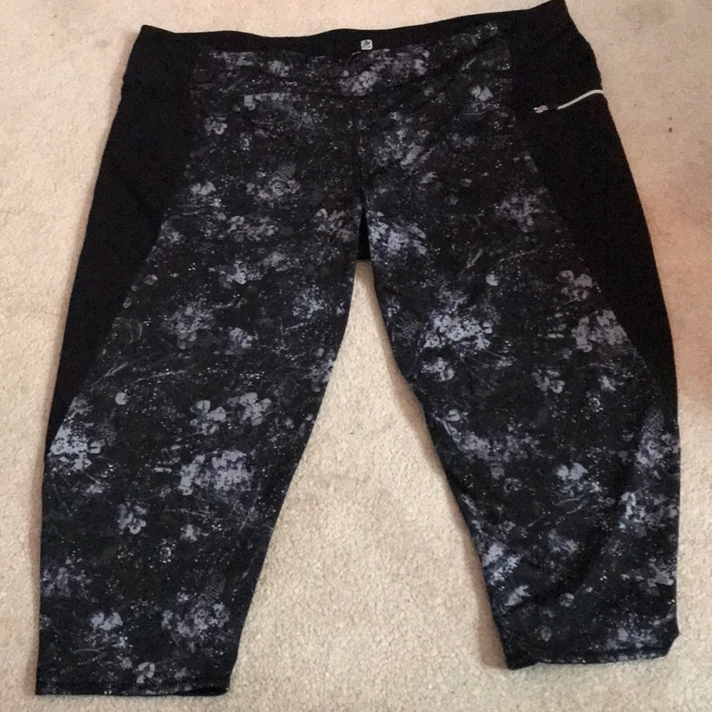 Patterned workout leggings with pocket